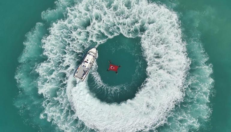 Denizde Türk bayrağı açarak Cumhuriyet Bayramını kutladılar