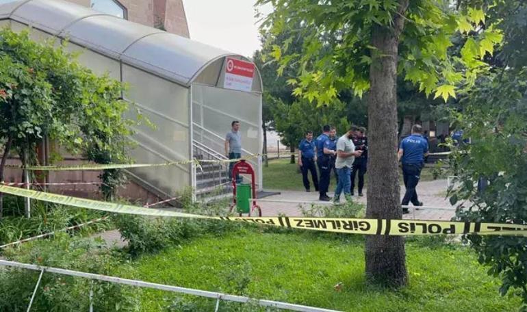 Camide komşusunu bıçaklayarak öldüren sanık: Eşini balkonda gördüm ve ona ‘kocanın leşini topla dedim