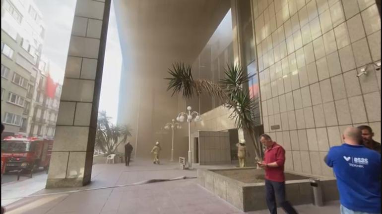 Nişantaşında tadilat halindeki iş merkezinde yangın