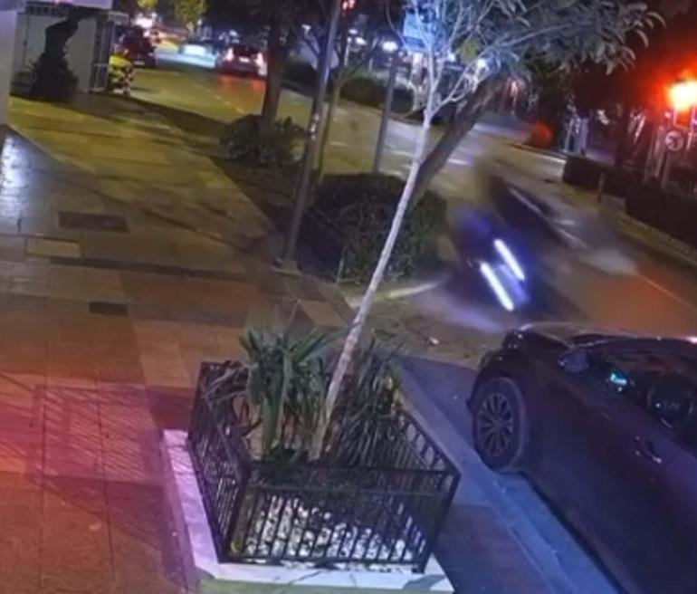 Motosikletin çarptığı yaya hayatını kaybetti; kaza kamerada