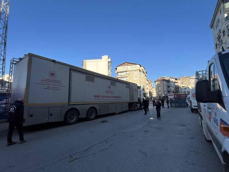 Kocaeli’de yıkılan binanın yakınındaki binalar tahliye edildi; ekipler inceleme başlattı