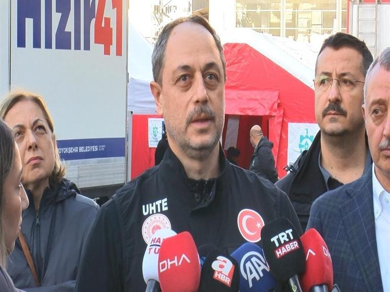Kocaeli’de yıkılan binanın yakınındaki binalar tahliye edildi; ekipler inceleme başlattı