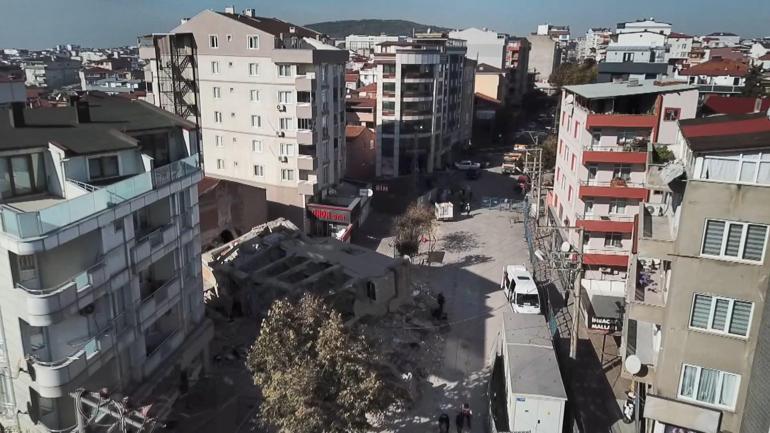 Kocaeli’de yıkılan binanın yakınındaki binalar tahliye edildi; ekipler inceleme başlattı