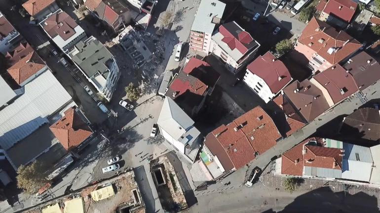 Kocaeli’de yıkılan binanın yakınındaki binalar tahliye edildi; ekipler inceleme başlattı