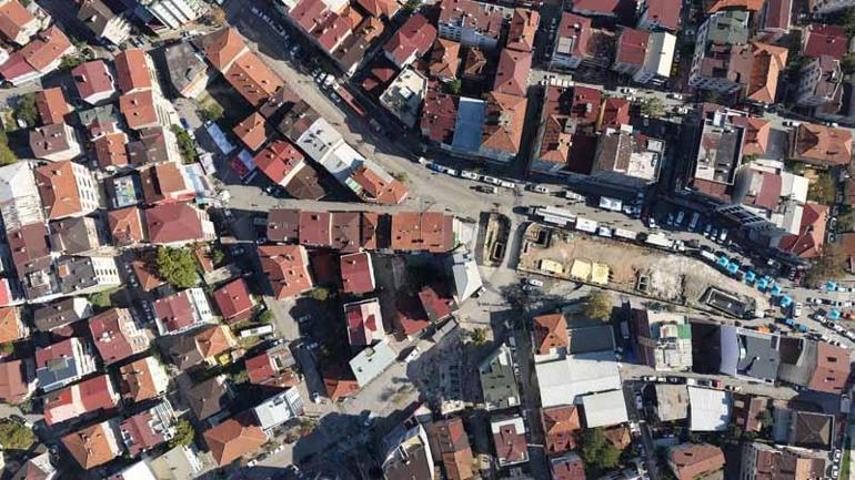 Kocaeli’de yıkılan binanın yakınındaki binalar tahliye edildi; ekipler inceleme başlattı