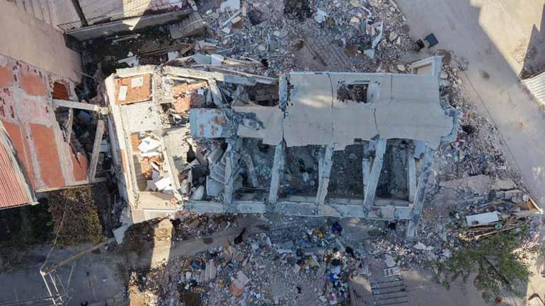 Kocaeli’de yıkılan binanın yakınındaki binalar tahliye edildi; ekipler inceleme başlattı