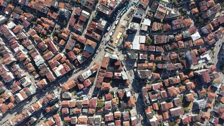 Kocaeli’de yıkılan binanın yakınındaki binalar tahliye edildi; ekipler inceleme başlattı