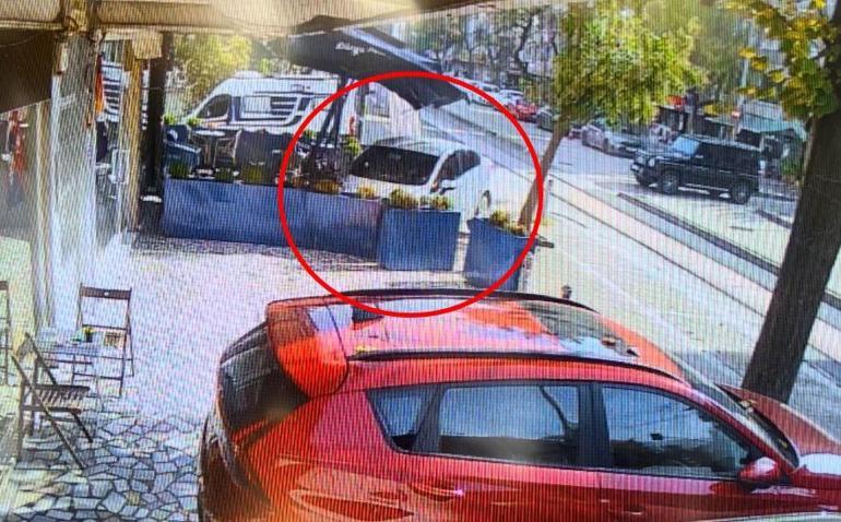 Cipe çarpmamak için manevra yaptığı otomobiliyle pastaneye giren sürücü yaralandı