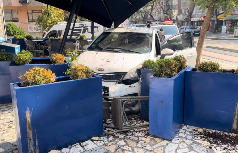 Cipe çarpmamak için manevra yaptığı otomobiliyle pastaneye giren sürücü yaralandı