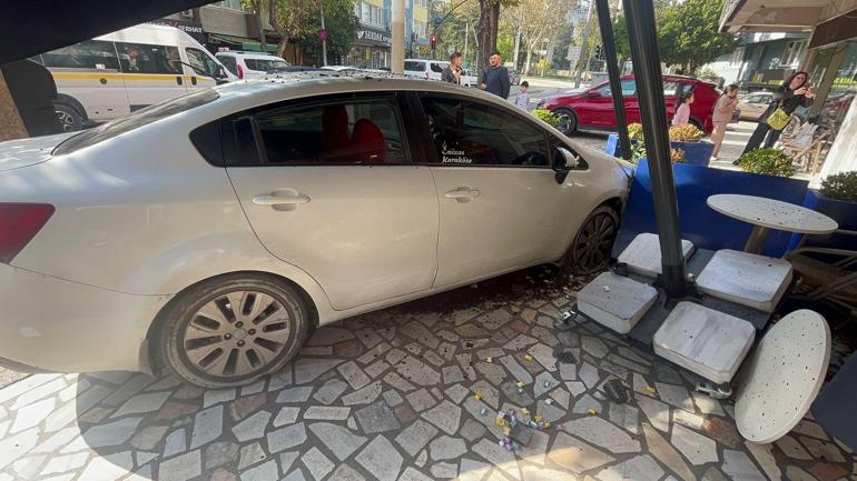 Cipe çarpmamak için manevra yaptığı otomobiliyle pastaneye giren sürücü yaralandı