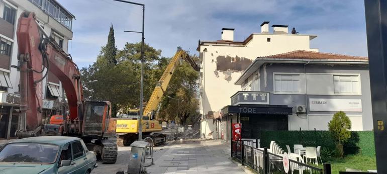 Sındırgıda depremden sonra 9 ağır hasarlı bina kontrollü şekilde yıkıldı