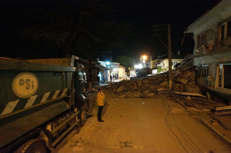 Sındırgıda depremden sonra 9 ağır hasarlı bina kontrollü şekilde yıkıldı