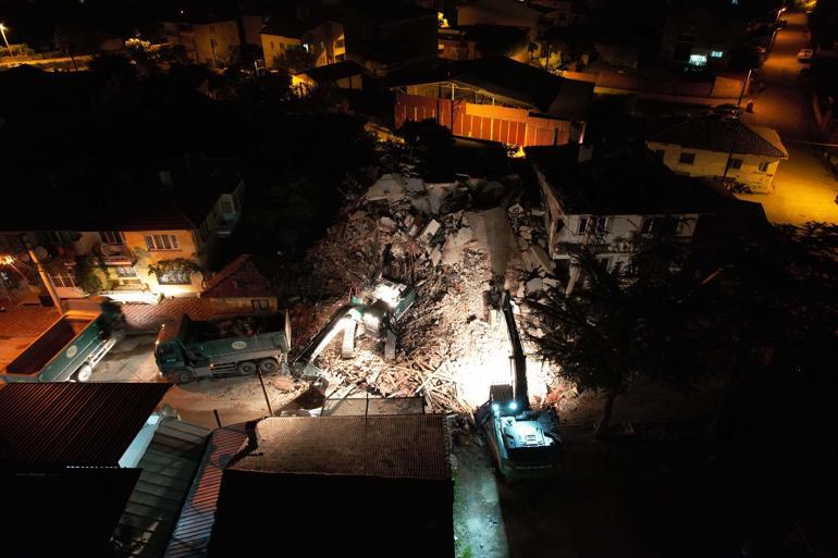 Sındırgıda depremden sonra 9 ağır hasarlı bina kontrollü şekilde yıkıldı