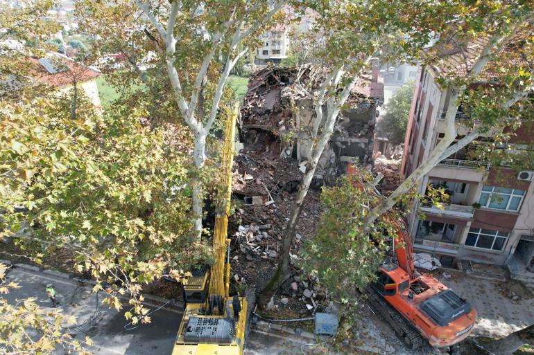 Sındırgıda depremden sonra 9 ağır hasarlı bina kontrollü şekilde yıkıldı