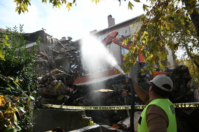 Sındırgıda depremden sonra 9 ağır hasarlı bina kontrollü şekilde yıkıldı