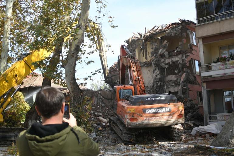 Sındırgıda depremden sonra 9 ağır hasarlı bina kontrollü şekilde yıkıldı