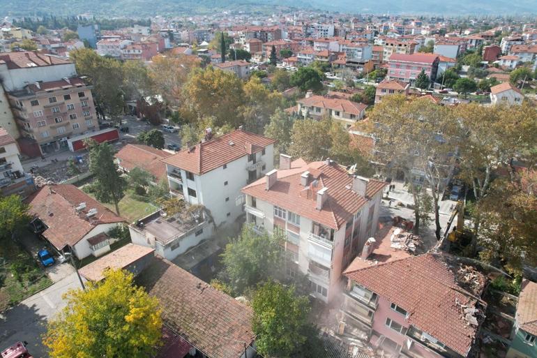 Sındırgıda depremden sonra 9 ağır hasarlı bina kontrollü şekilde yıkıldı