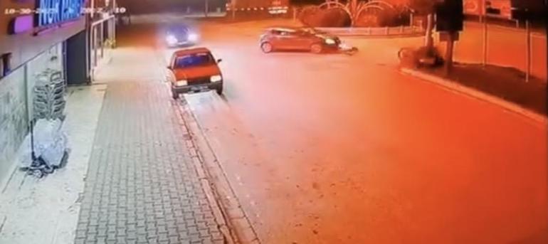 Otomobille çarpışan motosikletin sürücüsünün yaralandığı kaza kamerada