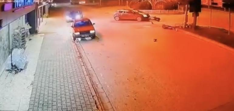 Otomobille çarpışan motosikletin sürücüsünün yaralandığı kaza kamerada
