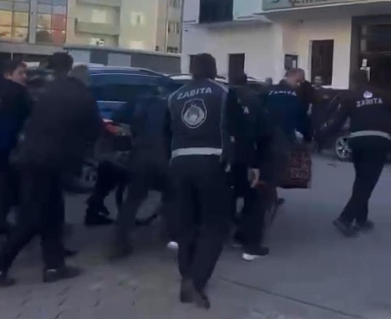 Seyyar satıcının, arabasını zabıtaya vermemek için direndiği anlar kamerada