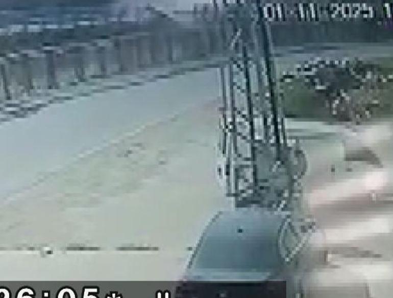 Hafif ticari aracın sulama kanalına düştüğü kaza kamerada