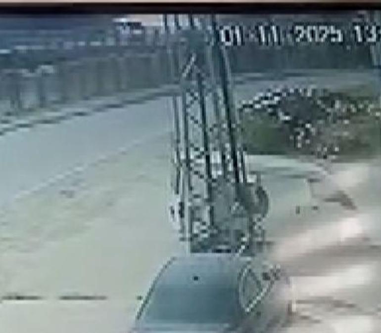 Hafif ticari aracın sulama kanalına düştüğü kaza kamerada