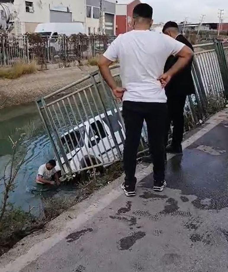 Hafif ticari aracın sulama kanalına düştüğü kaza kamerada