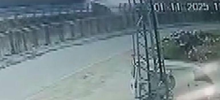 Hafif ticari aracın sulama kanalına düştüğü kaza kamerada