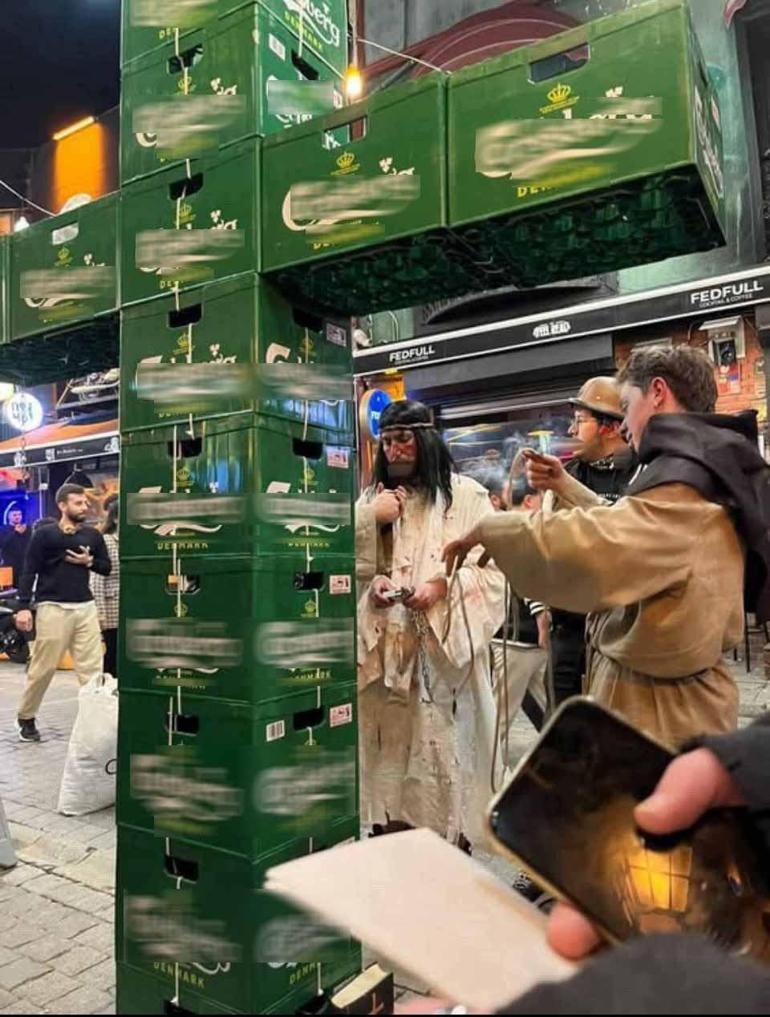 Eskişehirde bira kasalarıyla haç işareti yapan 3 kişi gözaltında