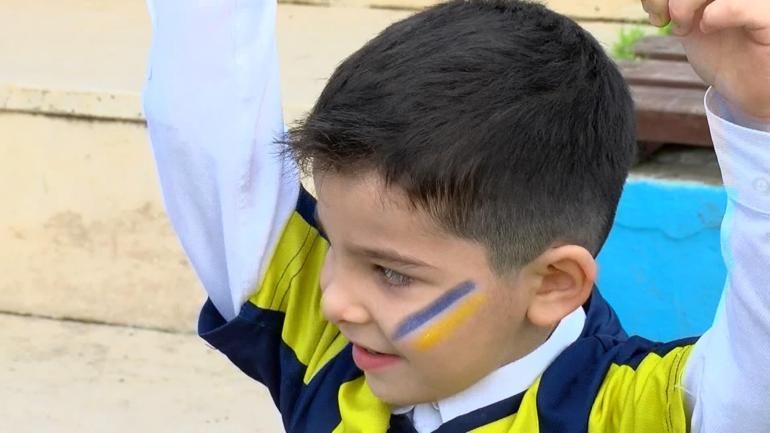 Küçükçekmece’de lösemiyi yenen Fenerbahçeli çocuk yüzlerce kişiyle balon uçurdu