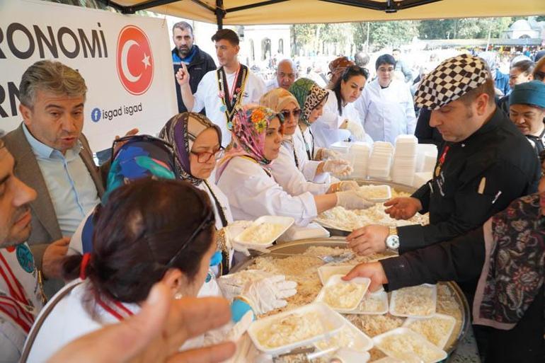 Eyüpsultan’da Osmancık pirinci ile yapılan pilav dağıtıldı; almak isteyenler kuyruk oluşturdu