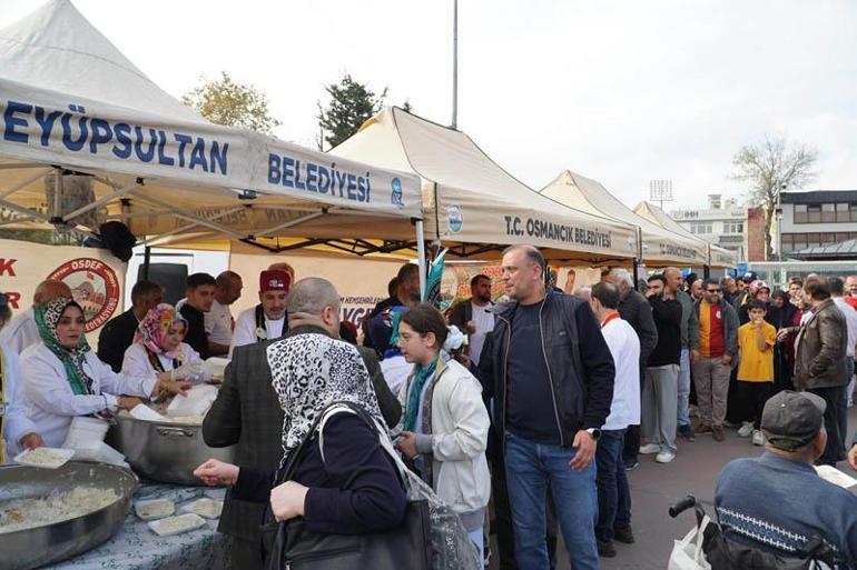 Eyüpsultan’da Osmancık pirinci ile yapılan pilav dağıtıldı; almak isteyenler kuyruk oluşturdu