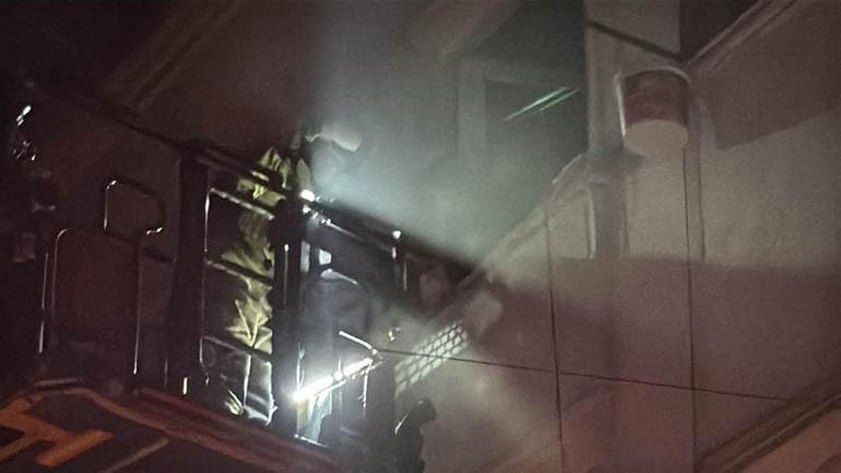 Beyoğlu’nda 2 katlı binada çıkan yangında mahsur kalan 4 kişi kurtarıldı