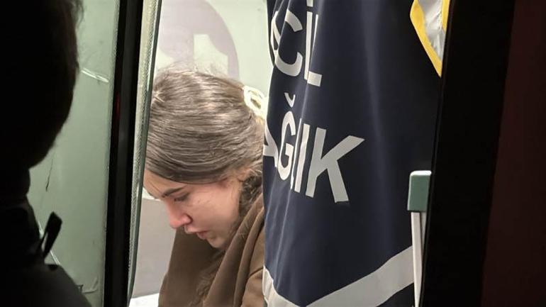 Beyoğlu’nda 2 katlı binada çıkan yangında mahsur kalan 4 kişi kurtarıldı