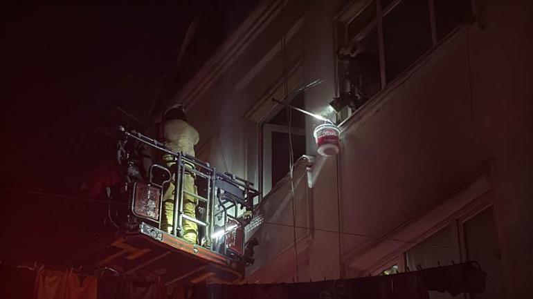 Beyoğlu’nda 2 katlı binada çıkan yangında mahsur kalan 4 kişi kurtarıldı