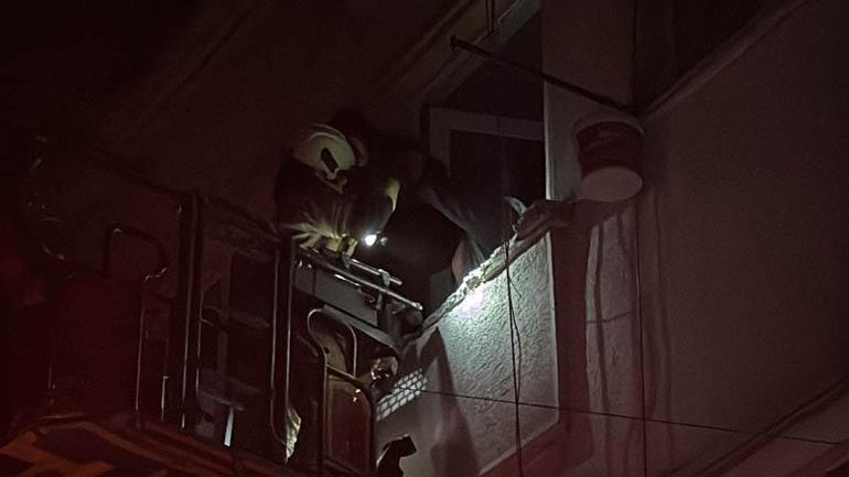 Beyoğlu’nda 2 katlı binada çıkan yangında mahsur kalan 4 kişi kurtarıldı
