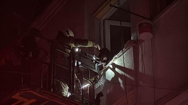 Beyoğlu’nda 2 katlı binada çıkan yangında mahsur kalan 4 kişi kurtarıldı