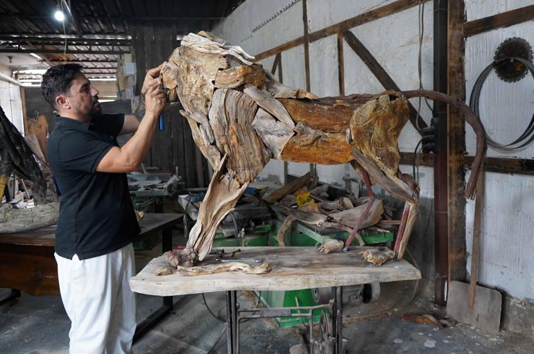 Öldürülen aslan Zeusun ağaçtan heykelini yaptı