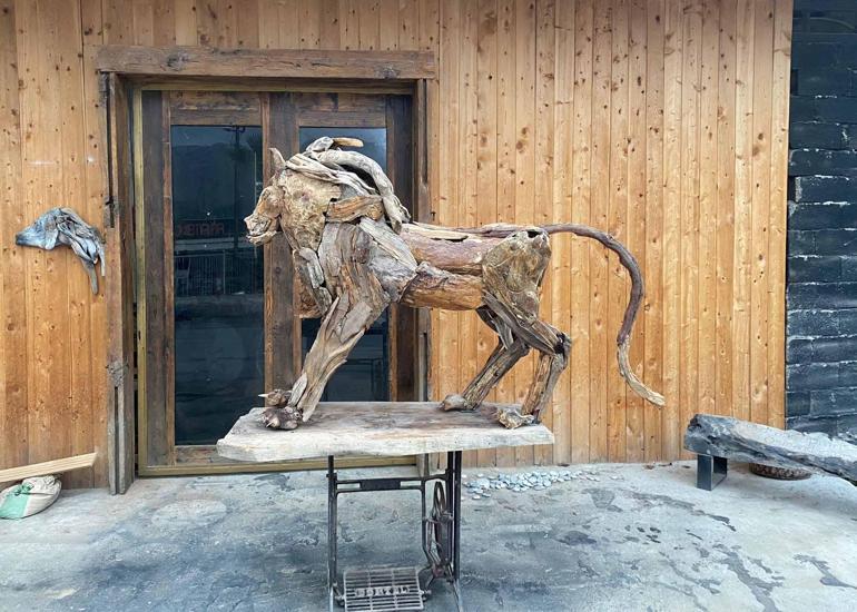 Öldürülen aslan Zeusun ağaçtan heykelini yaptı