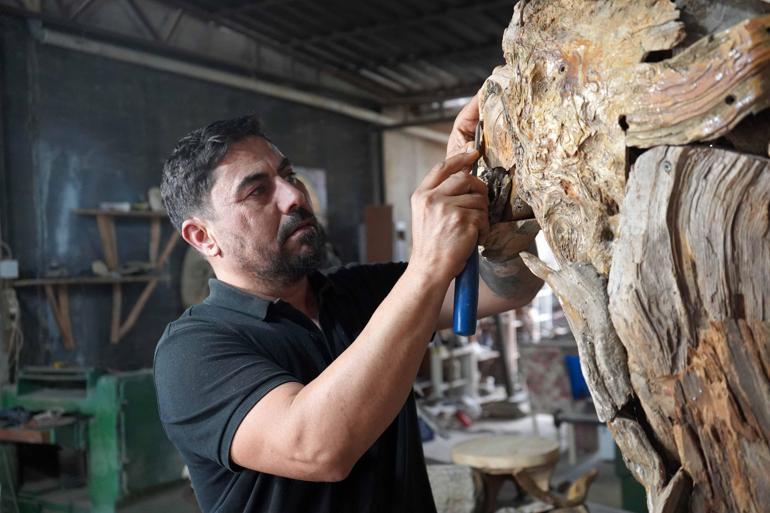 Öldürülen aslan Zeusun ağaçtan heykelini yaptı