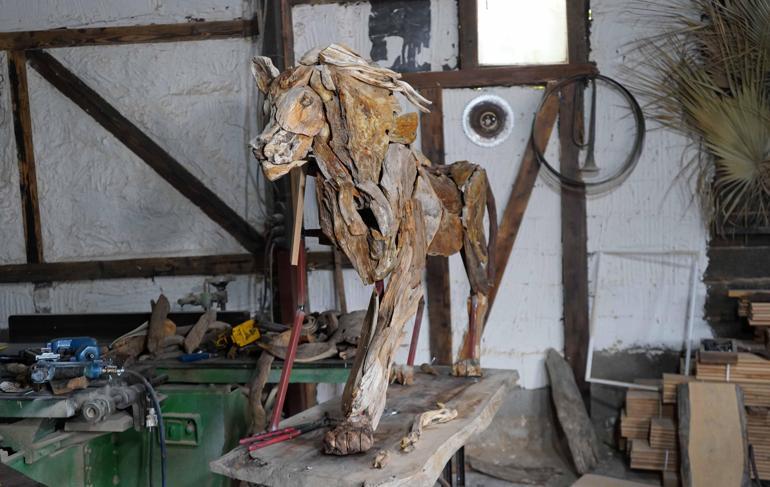 Öldürülen aslan Zeusun ağaçtan heykelini yaptı