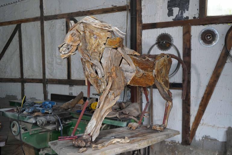 Öldürülen aslan Zeusun ağaçtan heykelini yaptı