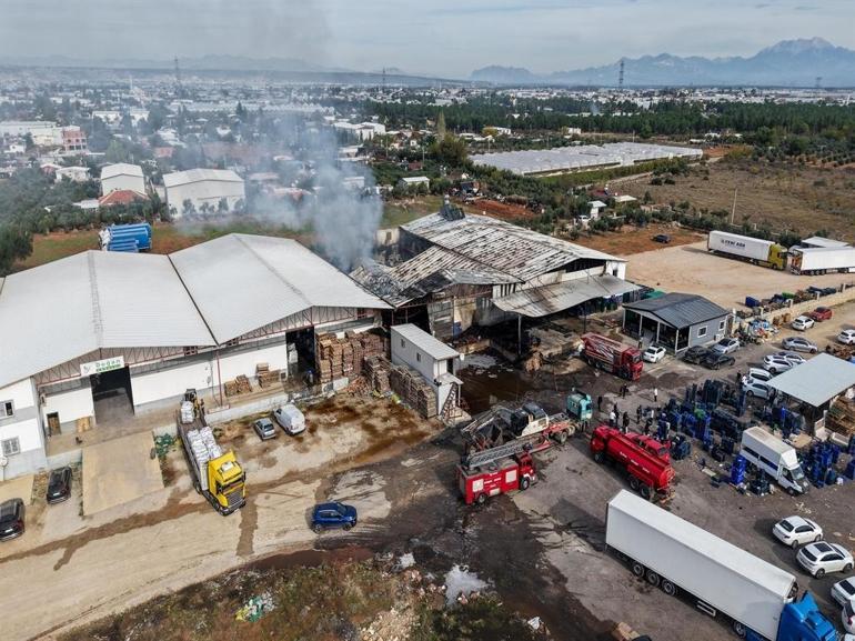 Antalyada paketleme fabrikasında yangın