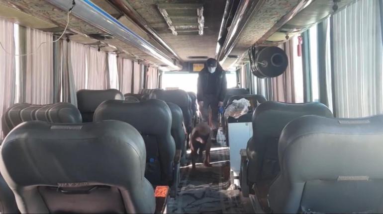 Otobüste yangın söndürme tüpüne gizlenmiş 8 kilo skunk ele geçirildi