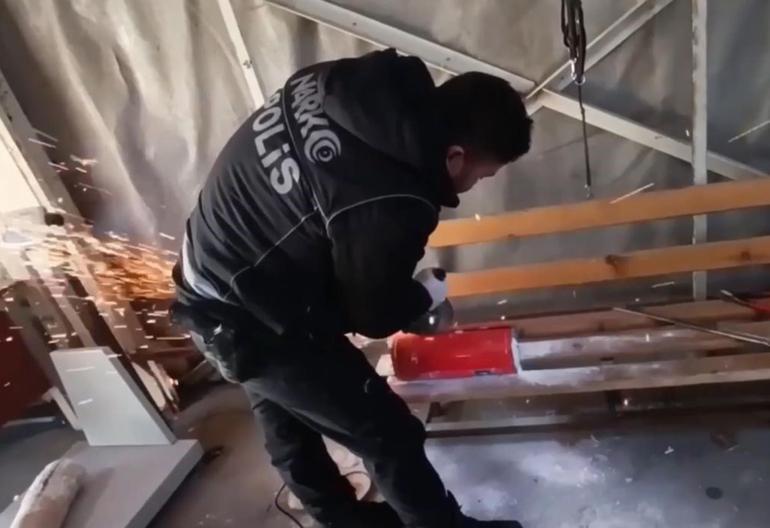 Otobüste yangın söndürme tüpüne gizlenmiş 8 kilo skunk ele geçirildi