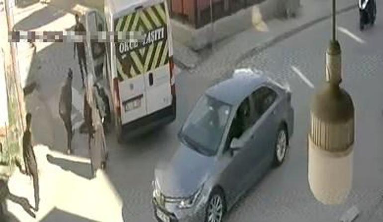 Avcılar’da servis minibüsü yayaya çarptı