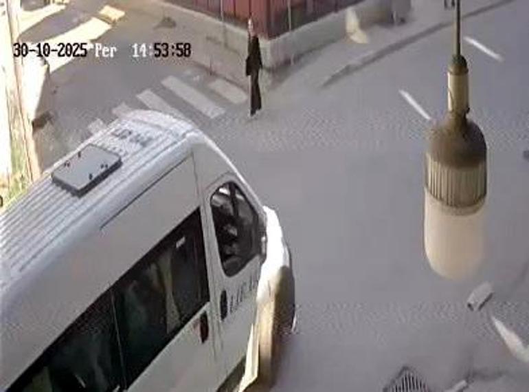 Avcılar’da servis minibüsü yayaya çarptı