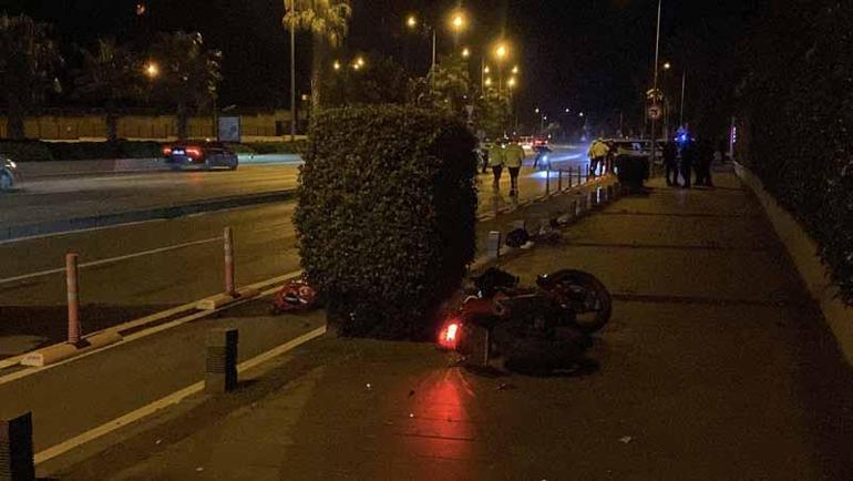 Motosiklet yolun karşısına geçmek isteyen yayaya çarptı; 3 yaralı