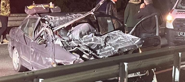 Kütahyada otomobil, TIR’ın altına girdi: 1 ölü