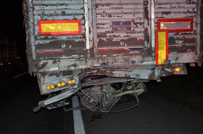 Kütahyada otomobil, TIR’ın altına girdi: 1 ölü